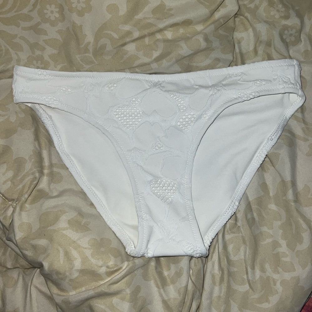 White crochet style bikini bottoms - Picture 1 of 3